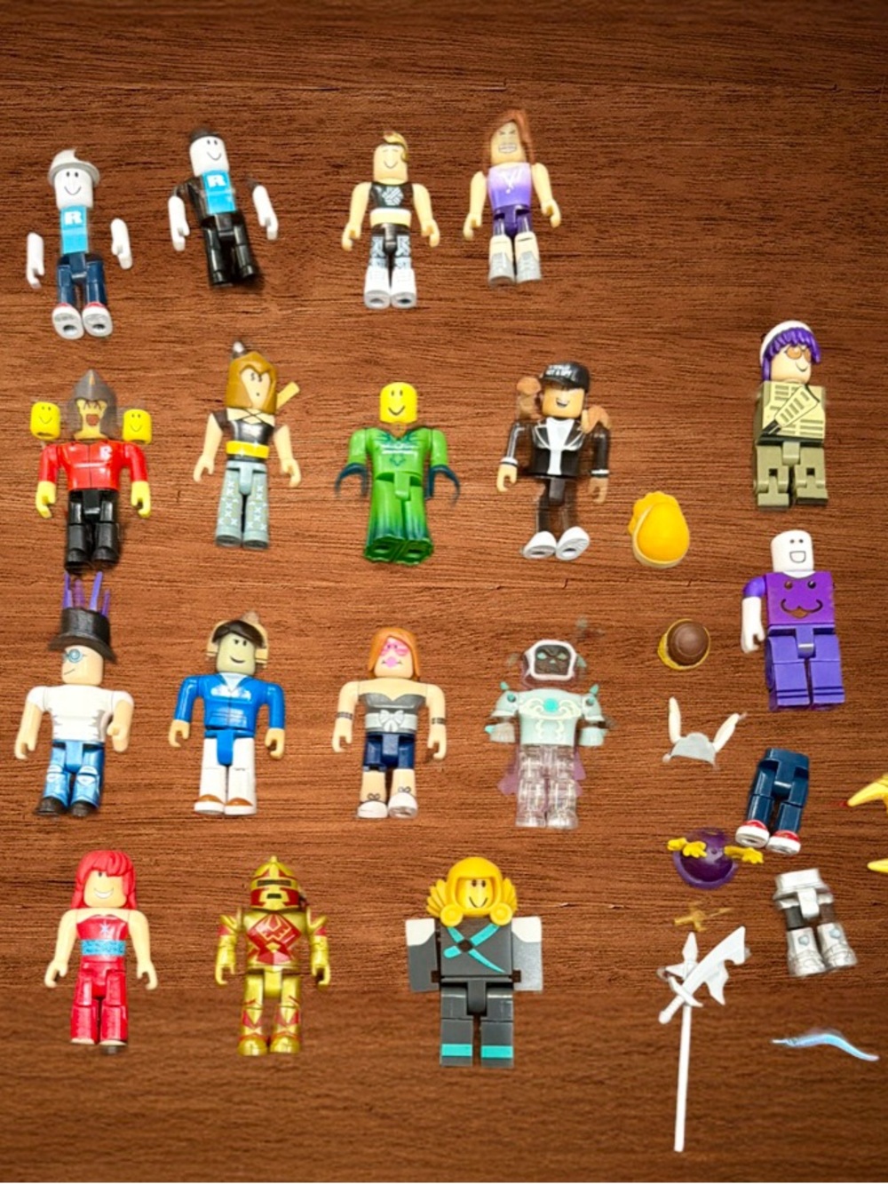 ROBLOX ACTION FIGURES LOT OF 15 toys. Extra parts ande accessories.